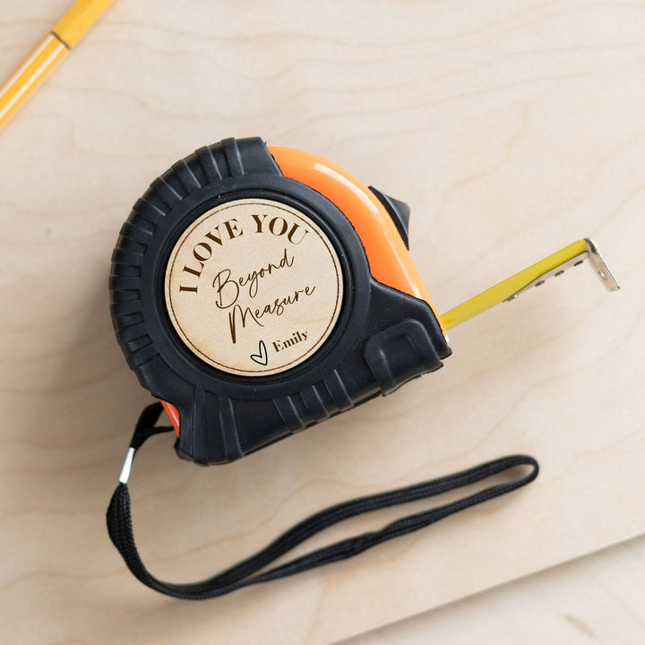 Geschenkdoos met gepersonaliseerde hamer en meetlint, klaar voor Vaderdag of verjaardag papa.
