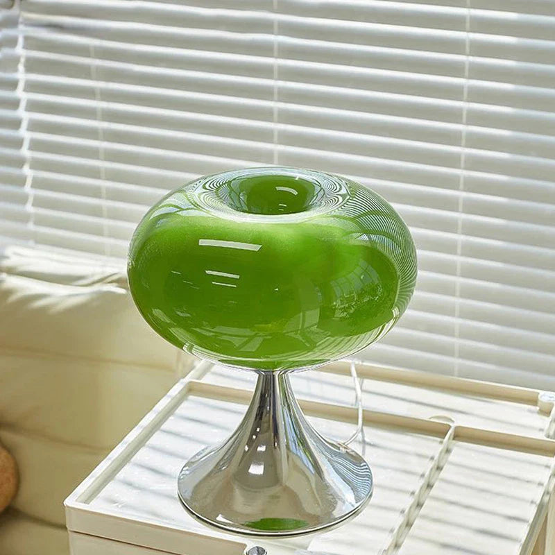 Sfeervolle vintage groene glazen appel tafellamp, ideaal voor woonkamer of slaapkamer.