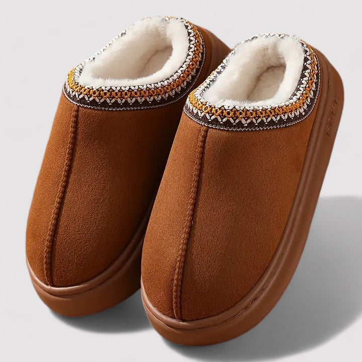 Voeten ontspannen in de warme, zachte pantoffels, ideaal voor thuis loungen en comfort.