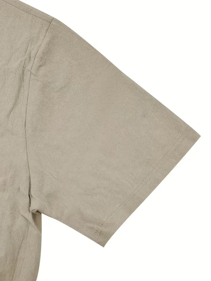 Tweedelige heren zomerset: V-hals shirt met korte mouwen en rechte pijpen broek, voor een casual look.