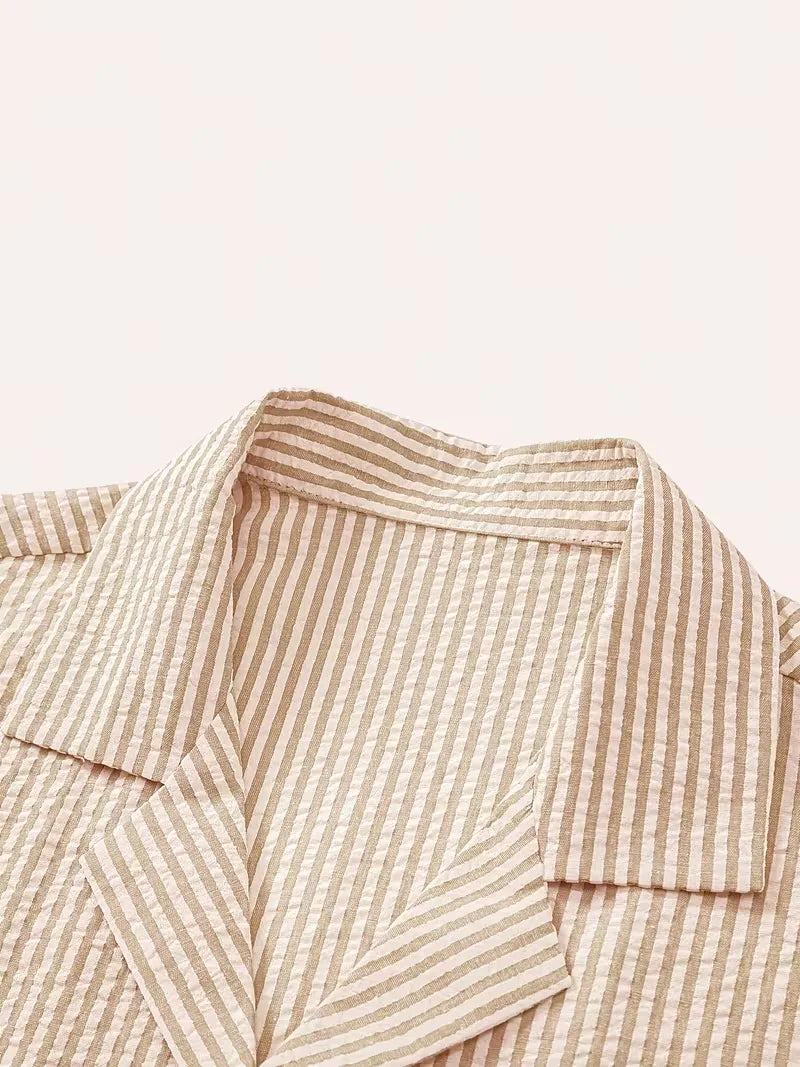 Comfortabele heren kledingset voor de zomer: lichtblauw shirt en beige shorts, relaxte pasvorm.