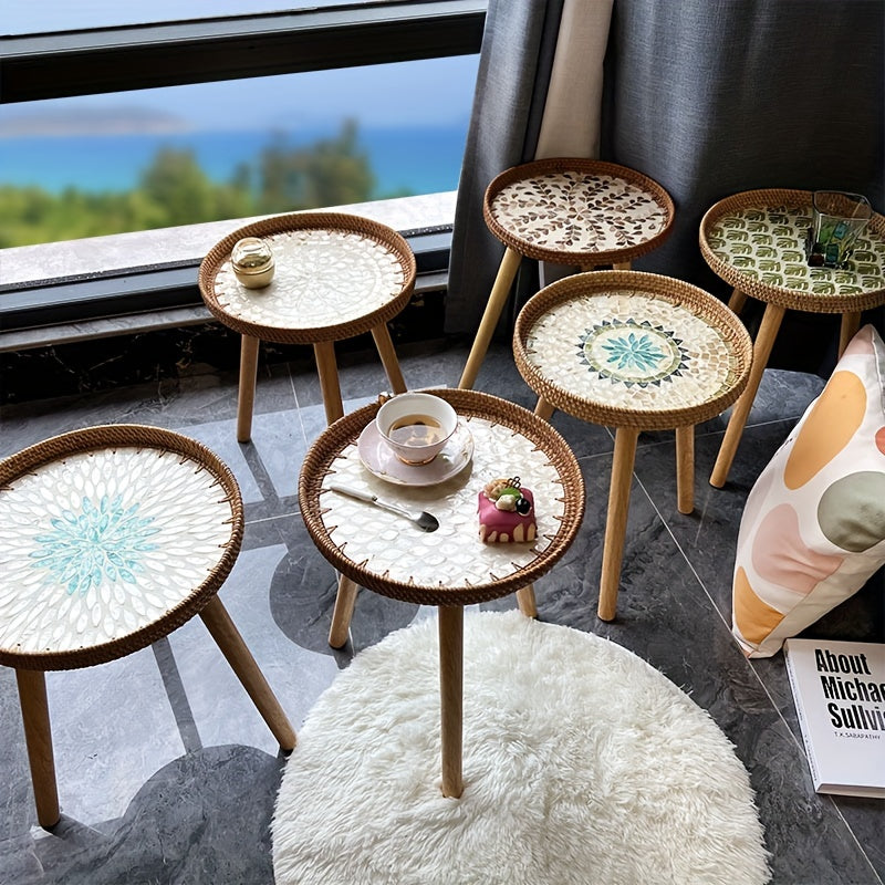 Scandinavische rieten bijzettafel Elin met rond houten blad en poten, perfect voor een natuurlijk interieur.