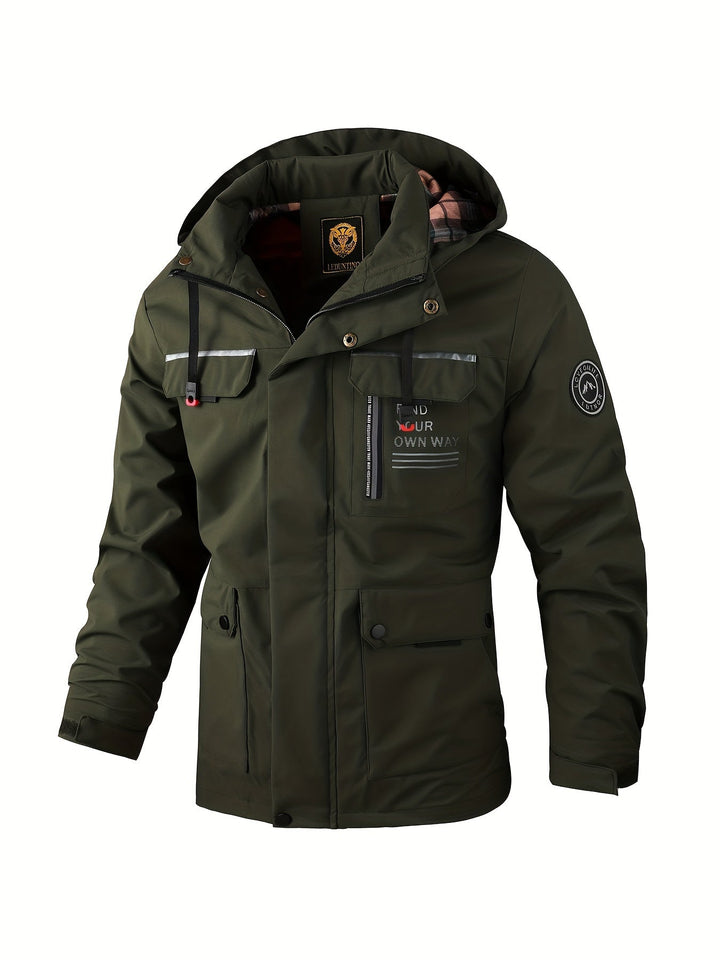 Detail rits en zakken heren waterdichte winterjas. Functionele outdoor activewear voor optimale bescherming.