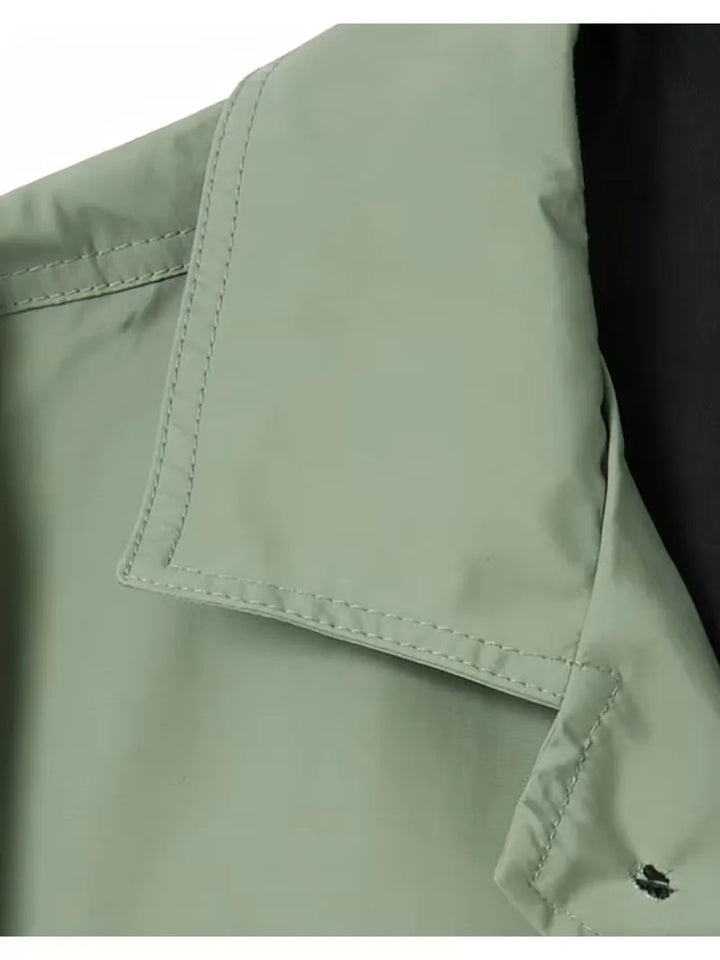 Olijfgroene slim fit heren overjas, moderne en elegante herfstjas voor een verfijnde uitstraling.