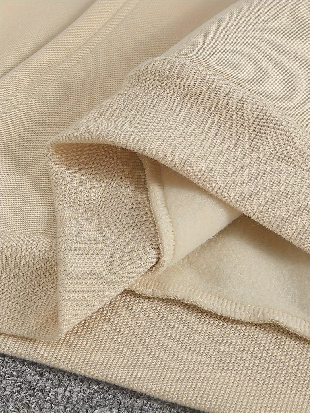 Beige heren hoodie, comfortabele losse pasvorm, capuchon. Ideaal voor casual streetwear en dagelijks comfort.
