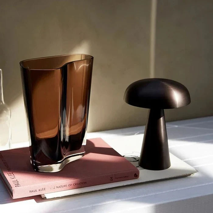 Unieke draadloze tafellamp ShroomLite, goud/brons. Creëert warm wit sfeerlicht. Modern en oplaadbaar.
