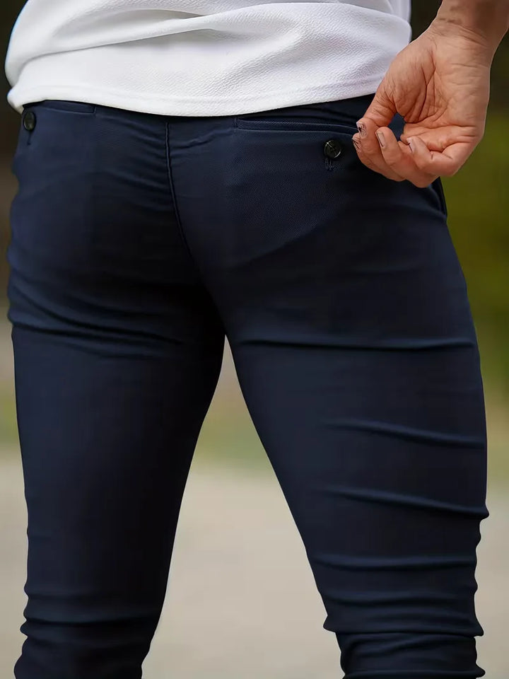 Marineblauwe casual heren chino, met een stijlvolle slim fit voor een moderne look.