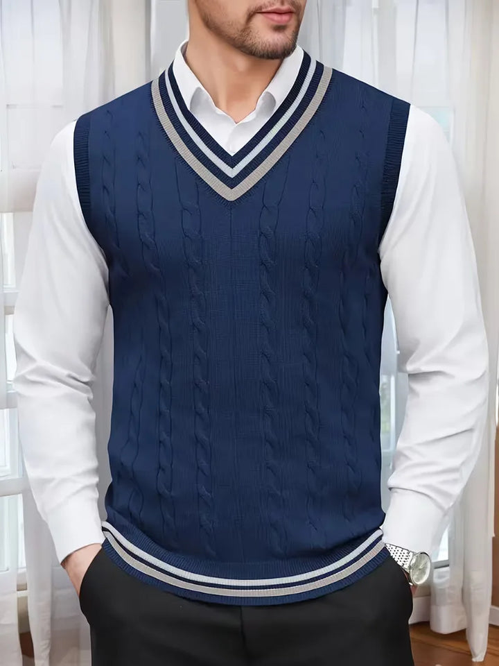 Heren mouwloos vest met V-hals en chique kabelpatroon, perfect voor een elegante lagenlook.