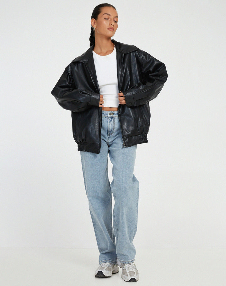 Zwart oversized leren damesjasje, een chic en comfortabel tussenjasje voor casual of elegante mode.