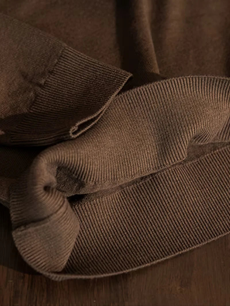 Zachte heren coltrui in koffiekleur, lange mouwen, smartcasual en comfortabel voor herfst/winter.