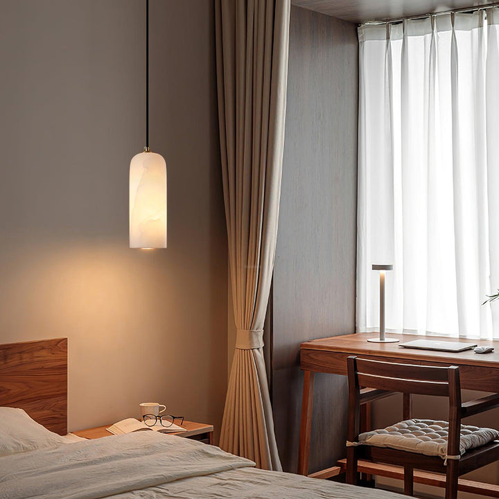 Albasten hanglamp met verfijnd messing accent, elegant en uniek design.