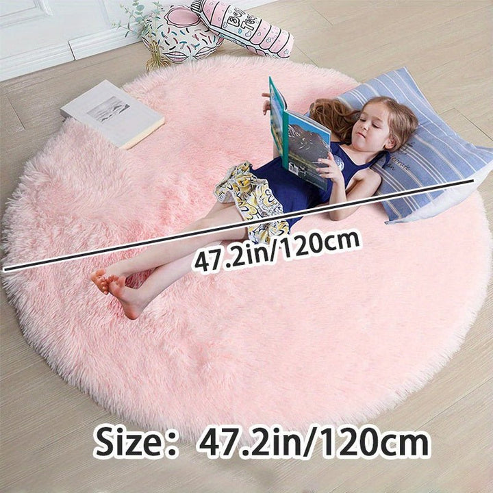 Luxe rond fluffy vloerkleed Clouda voor extra comfort in slaapkamer interieur.