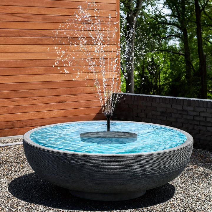 Zonne-energie vijverpomp voor een duurzame waterfontein in de tuin. Energiezuinige decoratie.