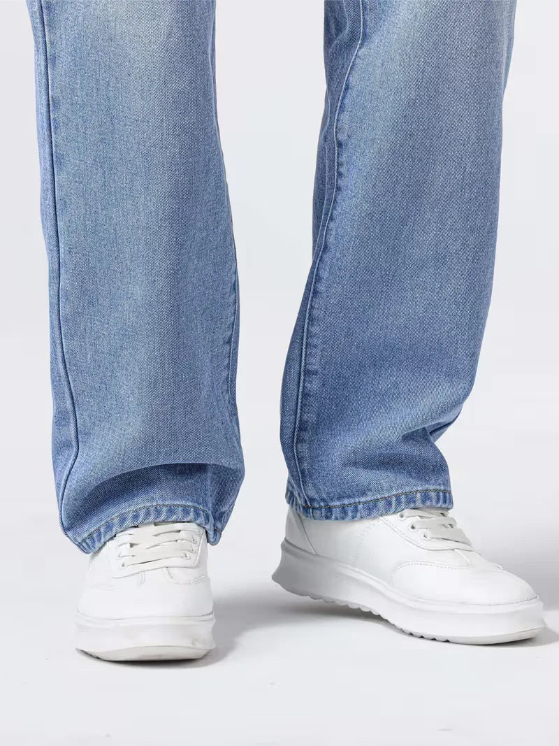 Achterkant van een blauwe heren loose fit jeans. Rechte pijp voor een relaxte en comfortabele pasvorm.