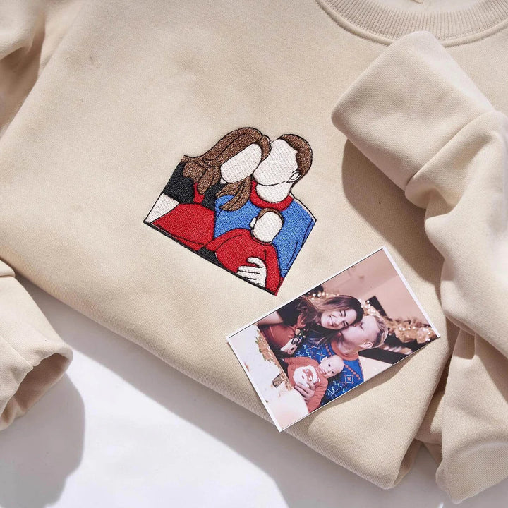 Unisex sweatshirt met geborduurde persoonlijke foto. Uniek maatwerk kledingstuk om je herinnering te dragen. Perfect cadeau.