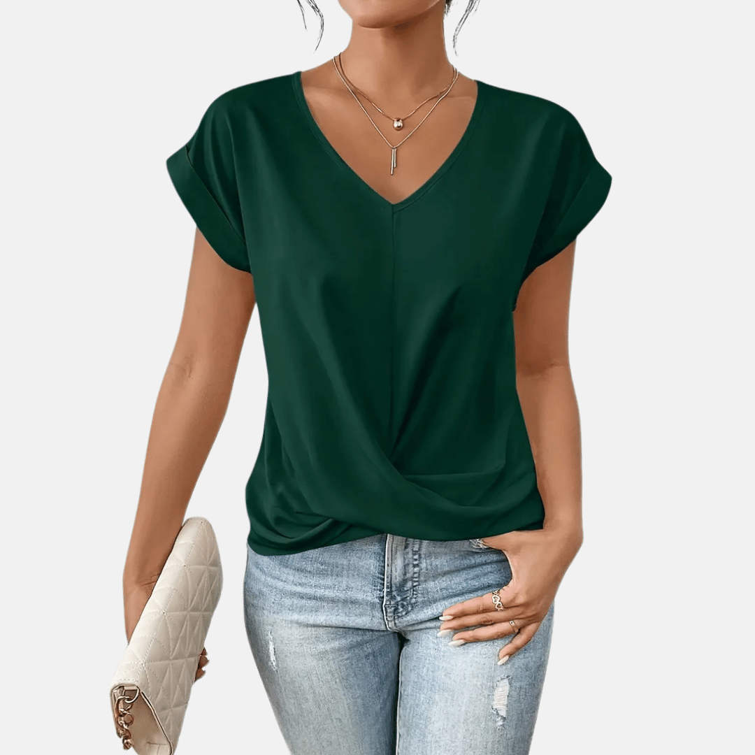 Detailfoto van de gedrapeerde zoom op een stijlvolle dames V-hals blouse met korte mouwen. Zomerse elegantie.