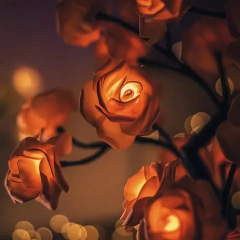 Stijlvolle rozenboom lamp met flexibele takken en LED bloemen, een uniek design element.