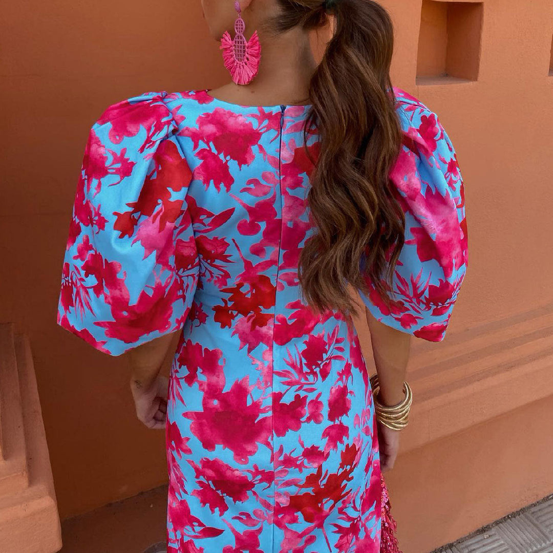 Vrouwenmode: elegante rosa midijurk met kleurrijke bloemenprint. Deze damesjurk is stijlvol en tijdloos.