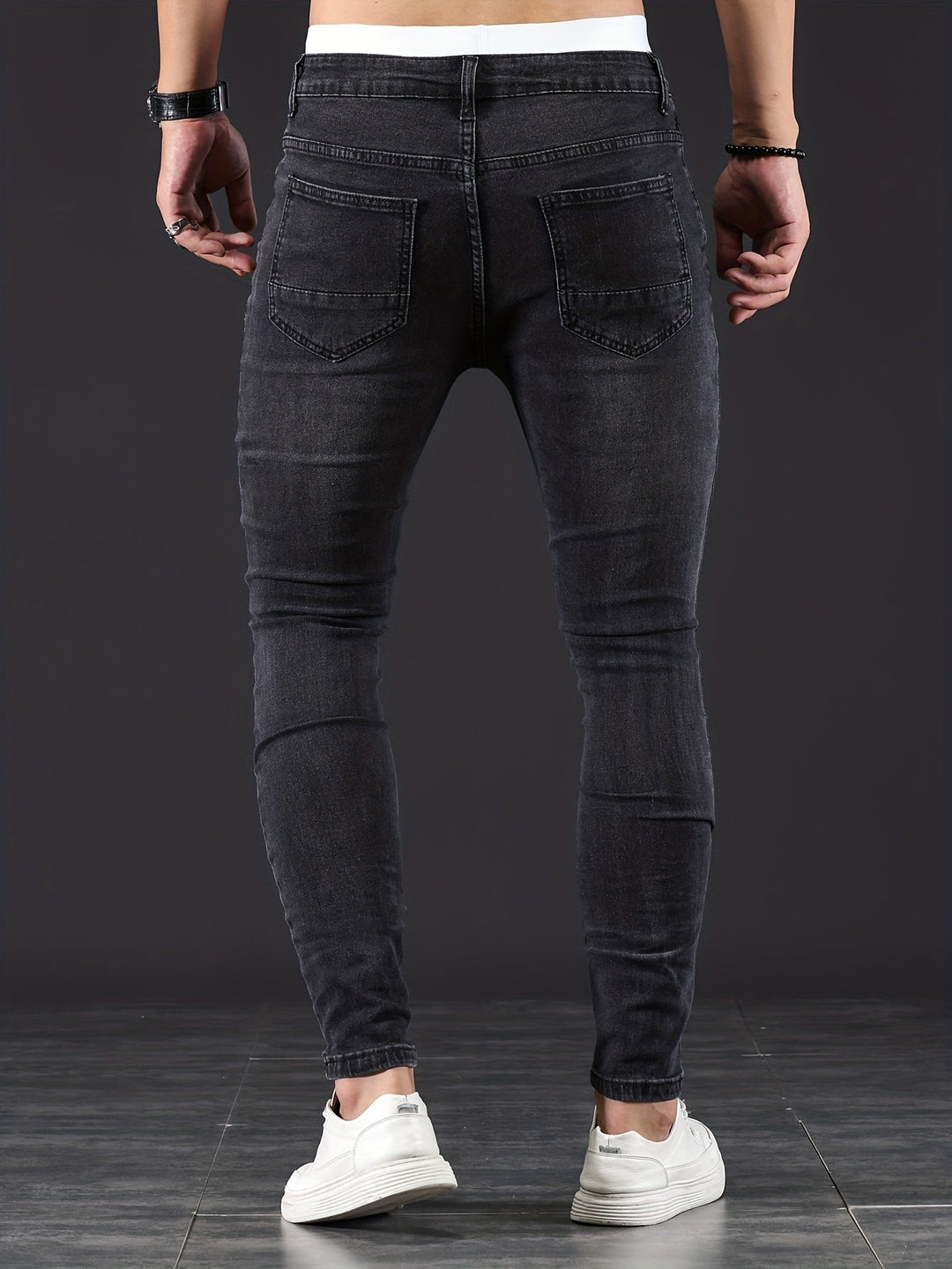 Modieuze gescheurde slim fit jeans voor heren. Deze trendy spijkerbroek van stretch denim is ideaal voor streetstyle.