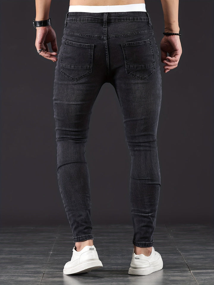 Modieuze gescheurde slim fit jeans voor heren. Deze trendy spijkerbroek van stretch denim is ideaal voor streetstyle.