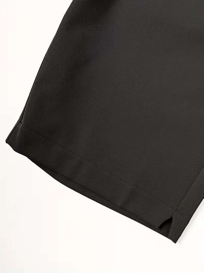 Grijze heren chino shorts met straight leg, zijzakken en riemlussen, perfect voor smart casual outfits.