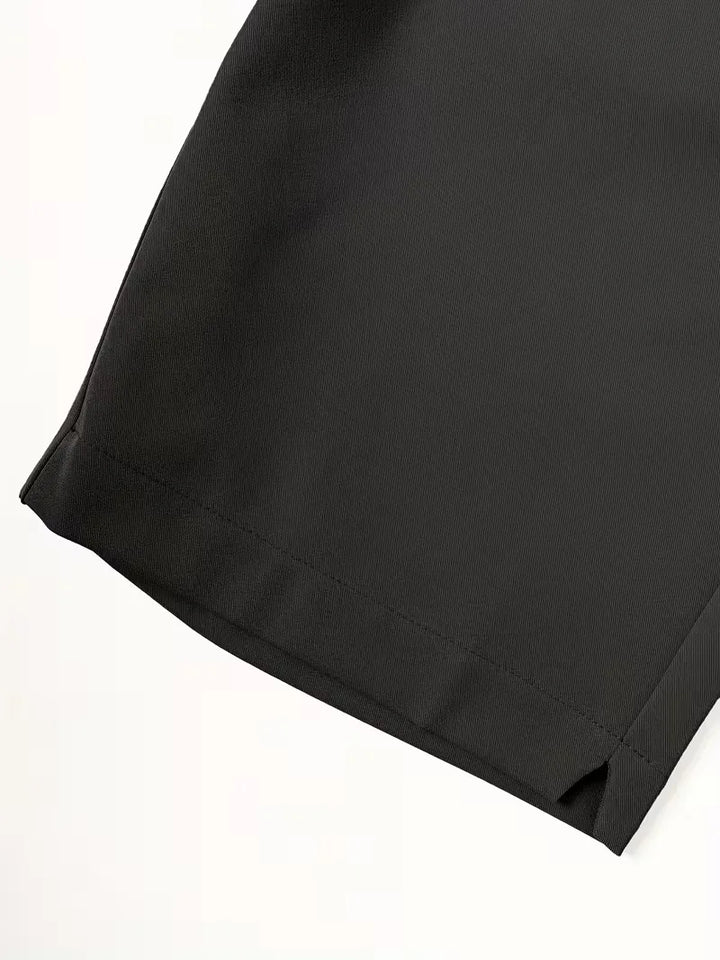 Grijze heren chino shorts met straight leg, zijzakken en riemlussen, perfect voor smart casual outfits.
