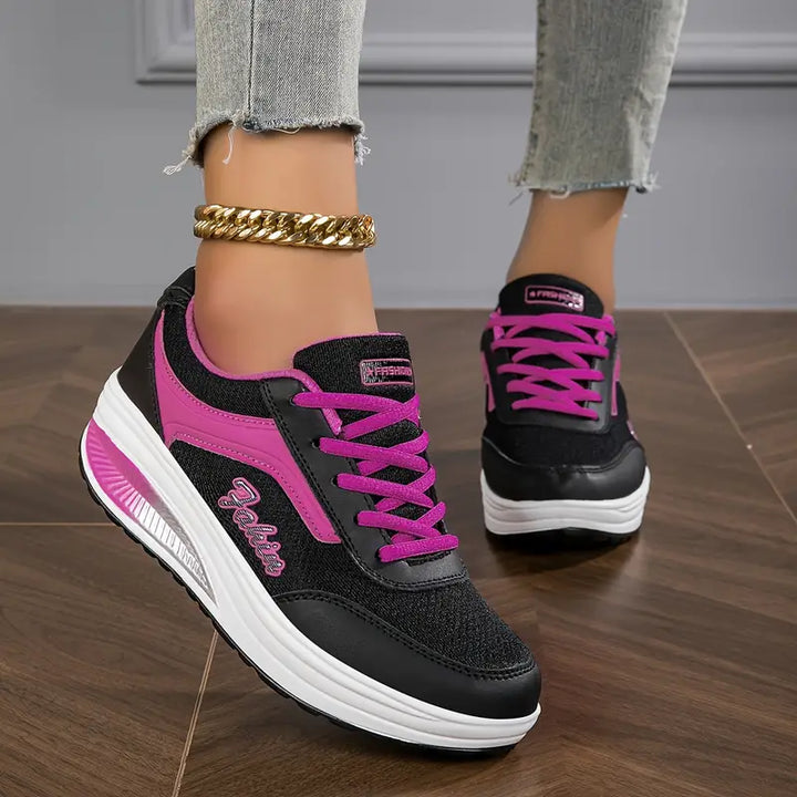 Witte dames casual sneakers met vetersluiting; modieus en comfortabel voor dagelijks gebruik.