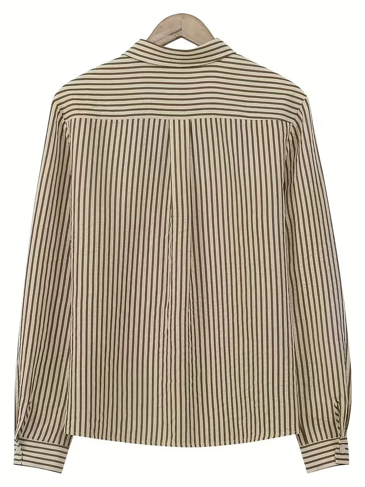 Lange mouw heren overhemd met V-hals, gestreept. Ideale regular fit kleding voor smart-casual gelegenheden in lente/herfst.