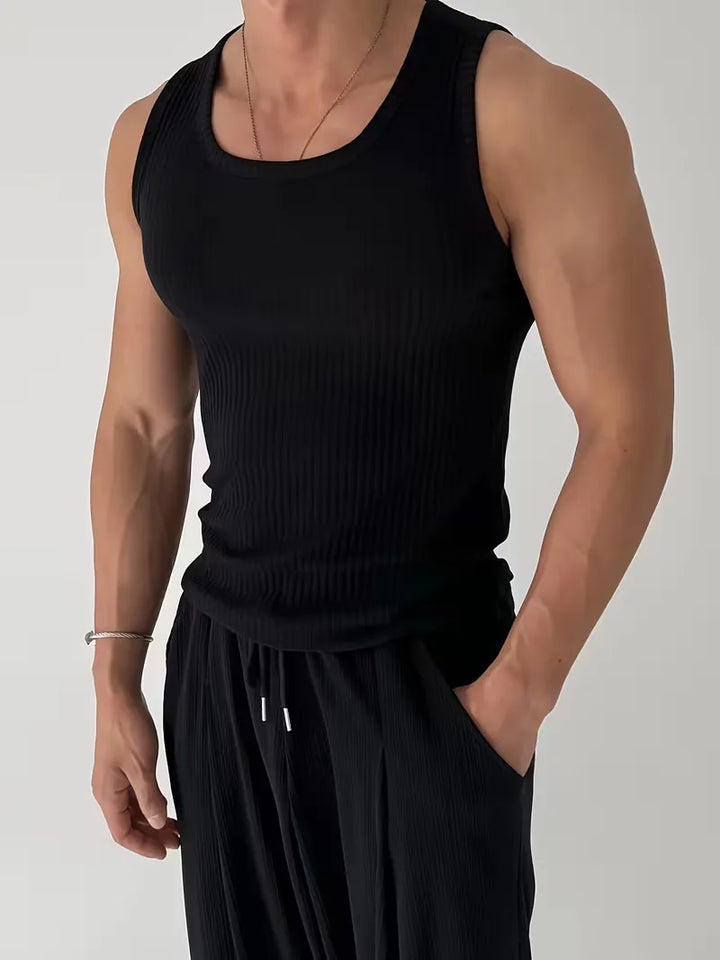 Heren slimfit tanktop in wit tijdens gym workout. Mouwloze sportkleding voor fitness, casual & zomer.