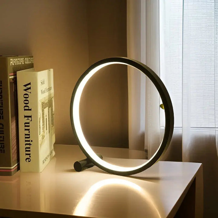 Moderne dimbare LED tafellamp met rond design, ideaal voor sfeervolle interieur verlichting.