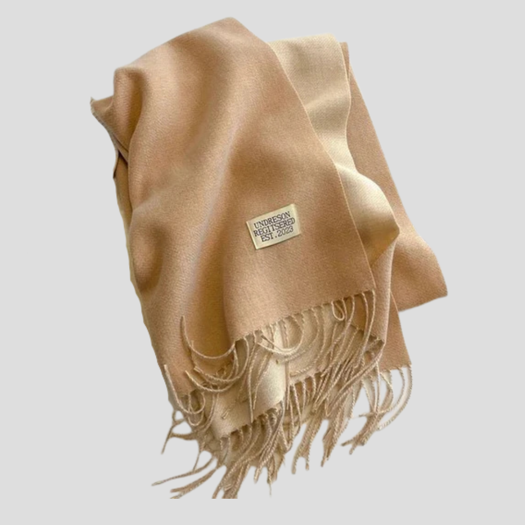 Modieuze unisex wollen sjaal, combineert winterse warmte met een trendy uitstraling.