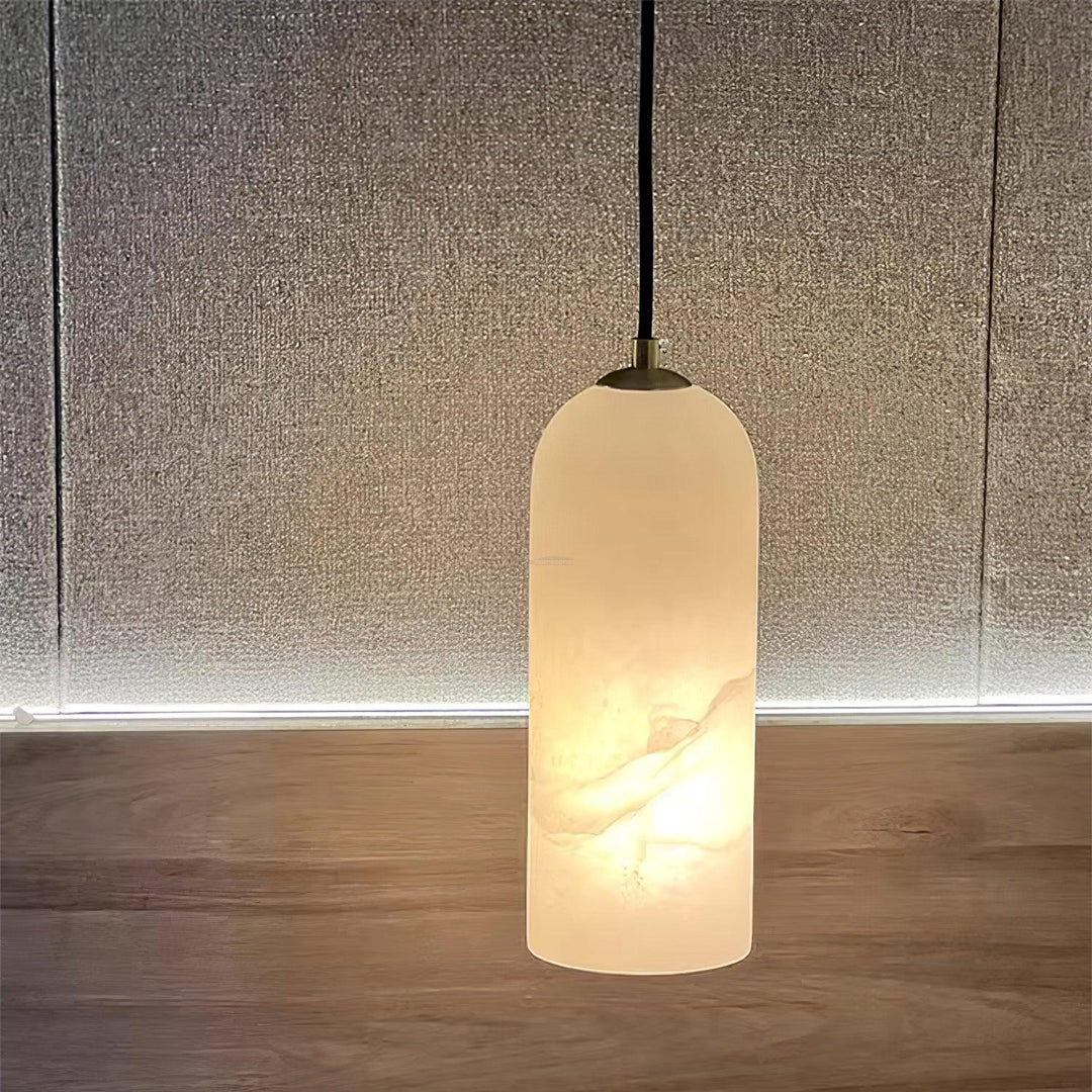 Unieke design plafondlamp van albast, messing accenten, warme gloed.