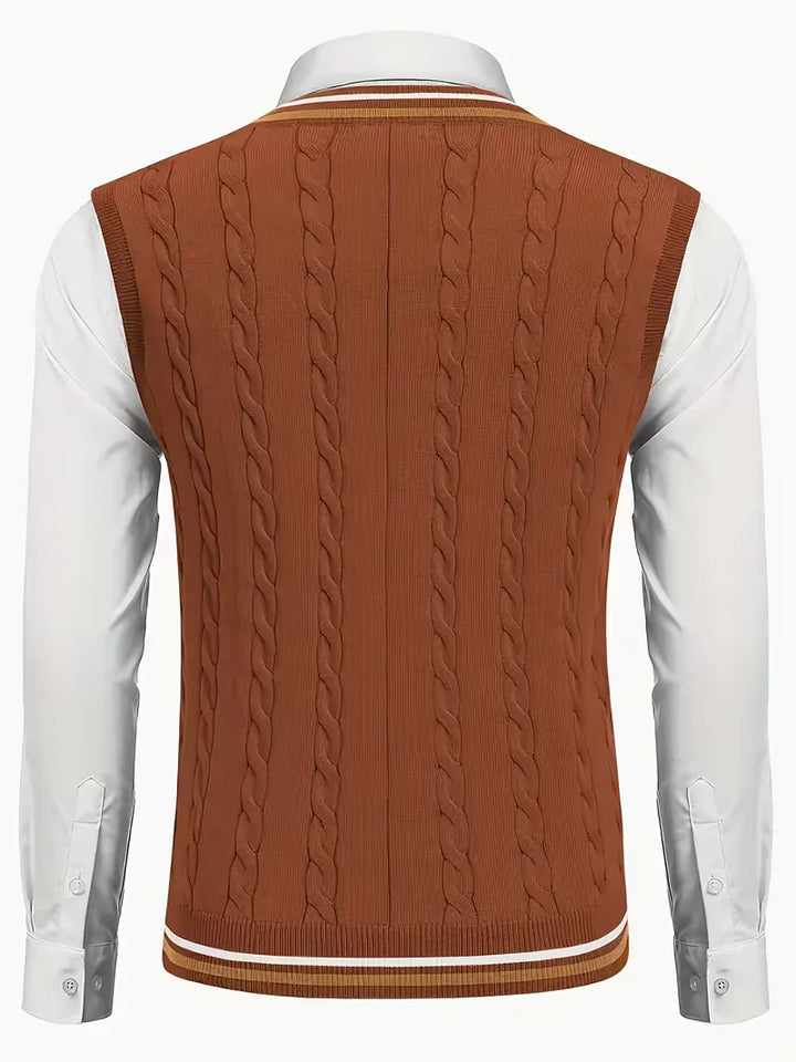 Heren wintermode: warm mouwloos vest met V-hals en complex kabelpatroon, comfort en stijl.