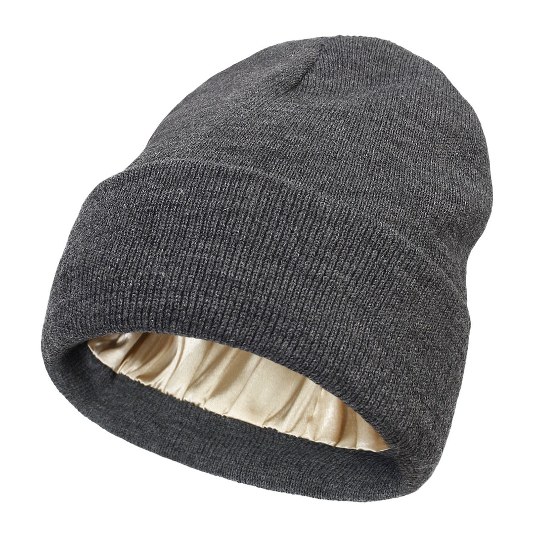 Geniet van pluisvrij haar en comfort met deze luxe zijden beanie, speciaal voor dames.
