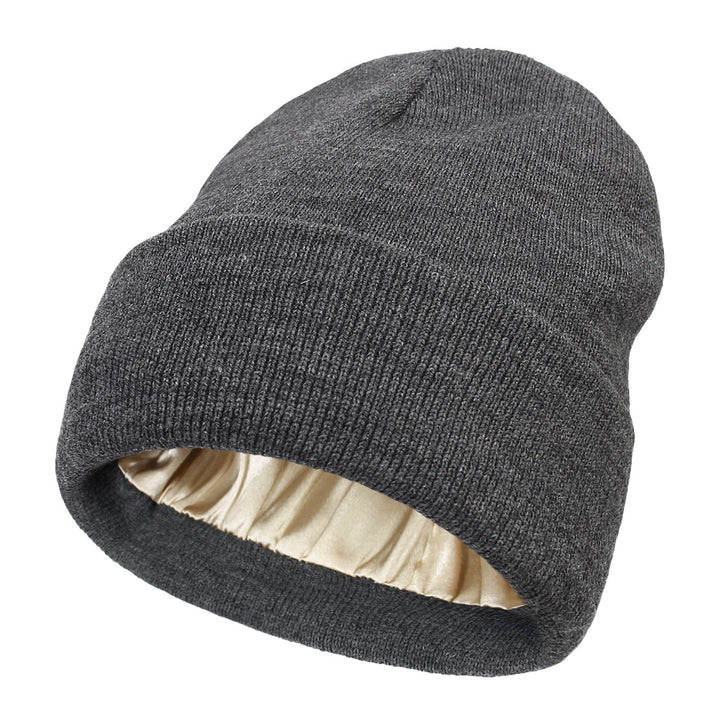 Geniet van pluisvrij haar en comfort met deze luxe zijden beanie, speciaal voor dames.