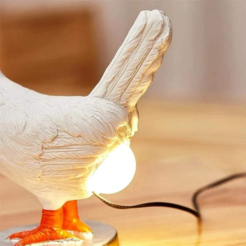 Grappige kippen tafellamp (ChickLite) als sfeervolle LED nachtlamp, perfecte decoratie voor kinderkamer of interieur.