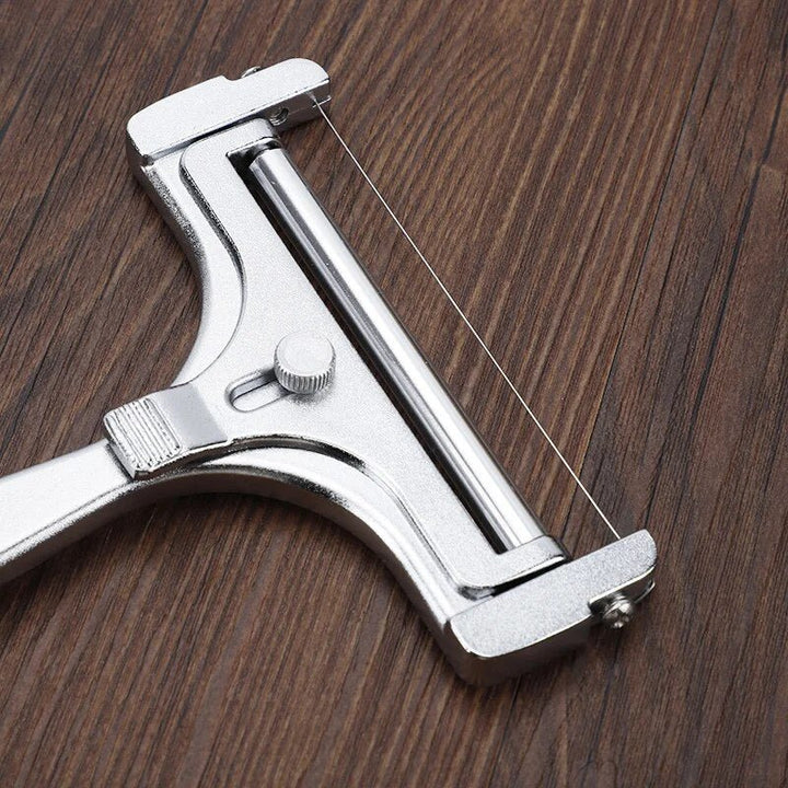 Glanzende verstelbare kaasschaaf van duurzaam roestvrijstaal en aluminium, perfect voor elke keuken.