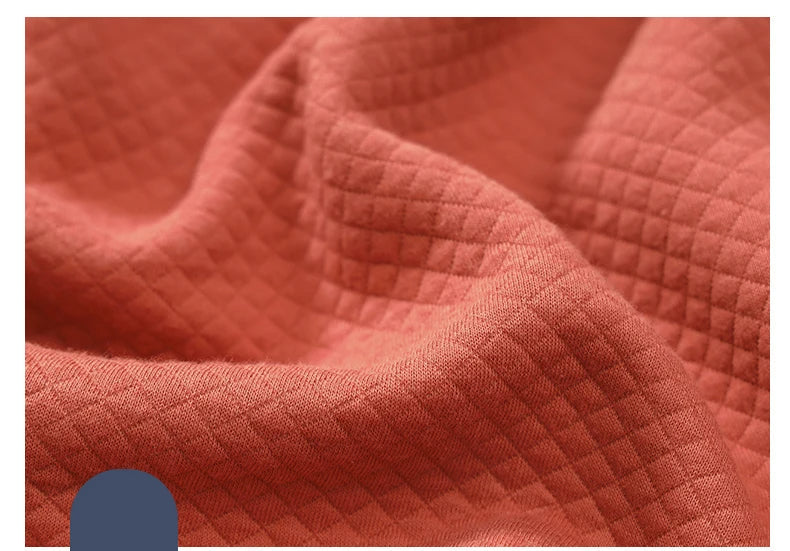 Man ontspant in comfortabele, luxe heren badjas; perfect voor een moment van rust.