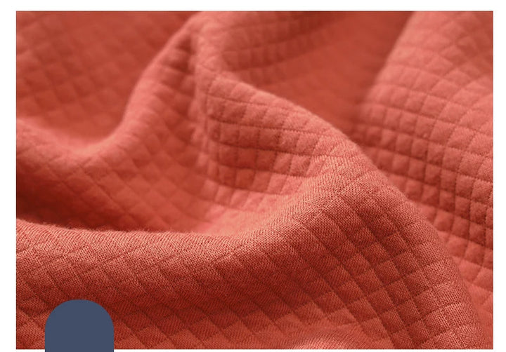 Man ontspant in comfortabele, luxe heren badjas; perfect voor een moment van rust.