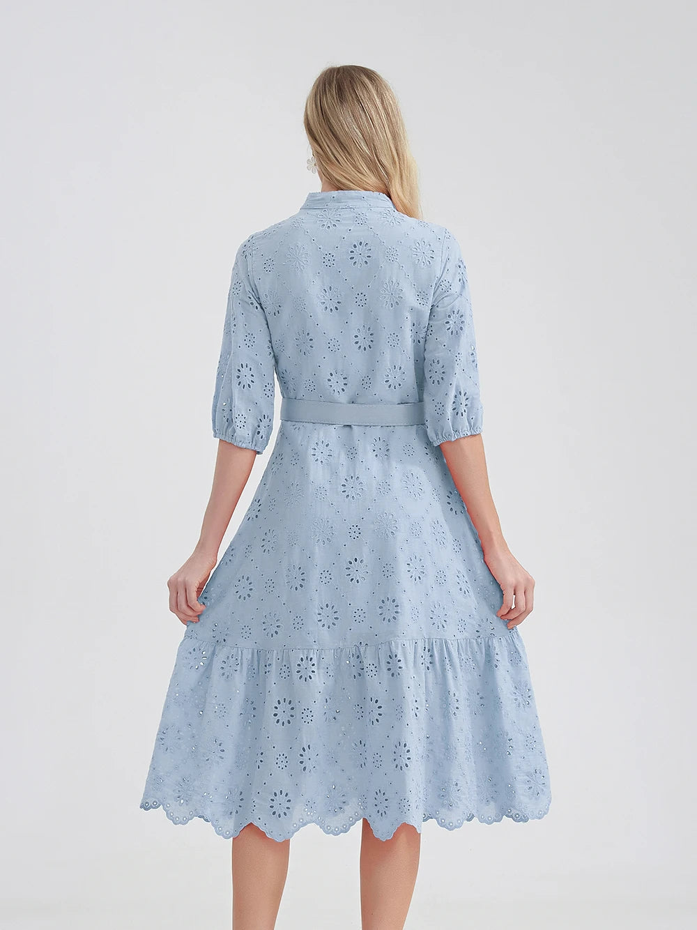 Comfortabele damesjurk met hoge taille, vrolijke ruches en trendy V-hals voor de zomer.