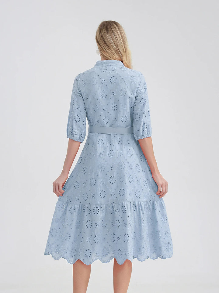 Comfortabele damesjurk met hoge taille, vrolijke ruches en trendy V-hals voor de zomer.