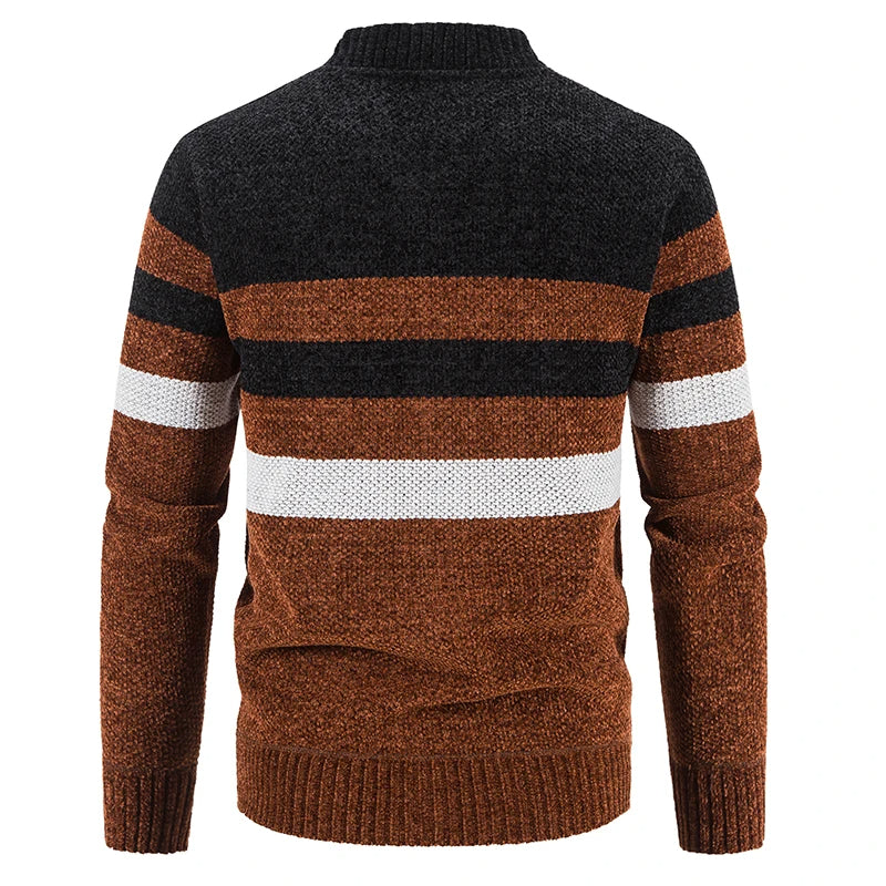 Man draagt casual gestreept heren vest met ritssluiting. Geschikt voor herfstlagen en dagelijks comfort.