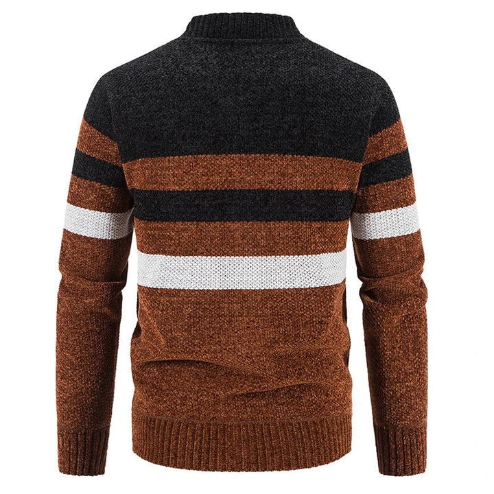 Man draagt casual gestreept heren vest met ritssluiting. Geschikt voor herfstlagen en dagelijks comfort.