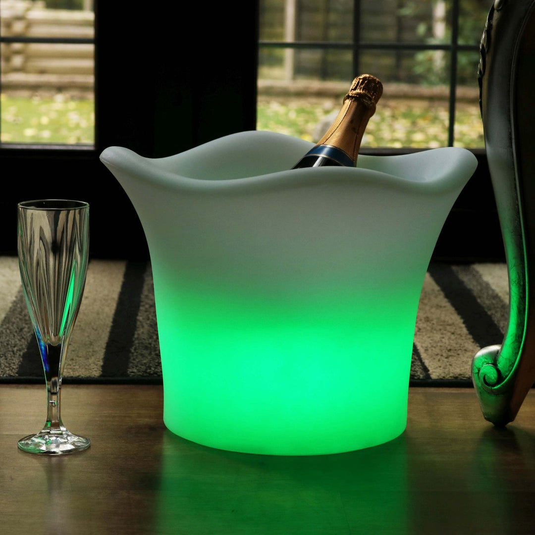 LED ijsemmer op een tafel, schijnend met kleurrijke ledverlichting; ideale drankkoeler en baraccessoire voor een feestje.