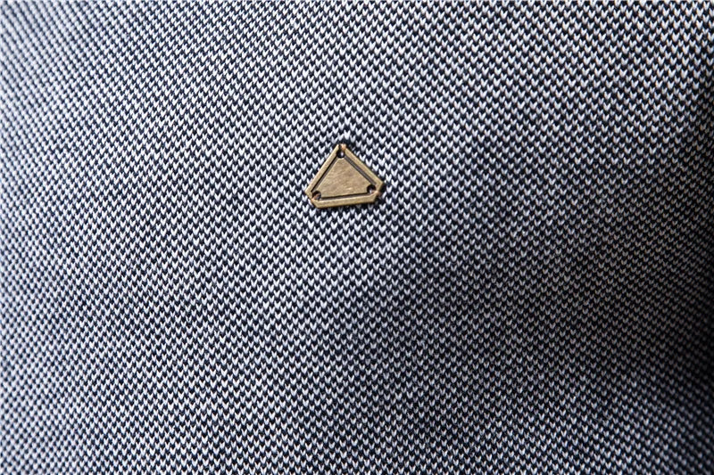 Detail van trendy heren vest, toont de fijne katoenen stof en casual mode afwerking.