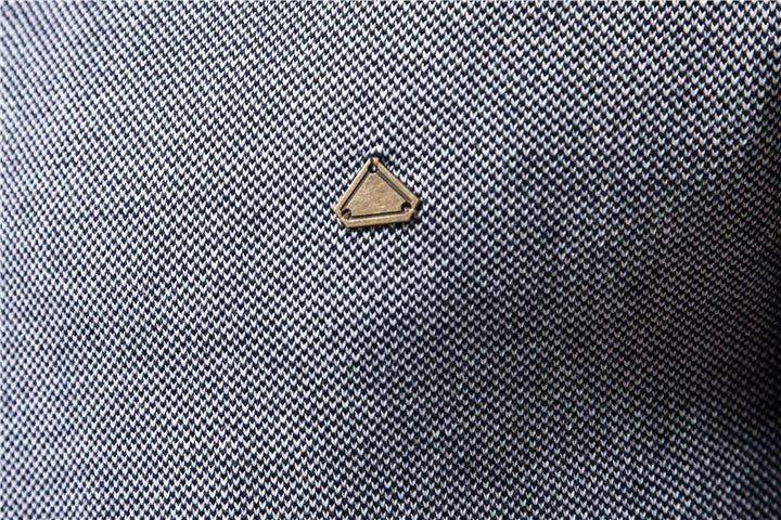 Detail van trendy heren vest, toont de fijne katoenen stof en casual mode afwerking.
