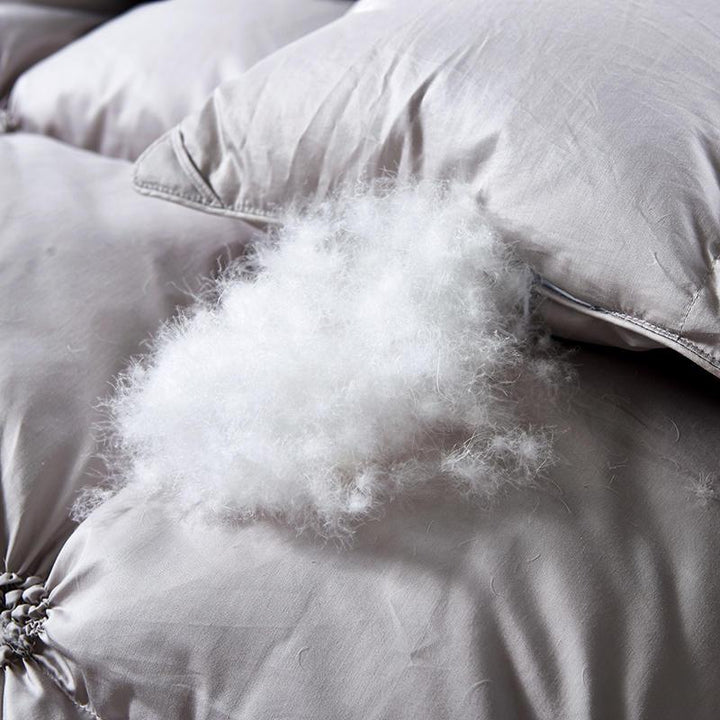 Duurzaam PlumeLux doorgestikt dekbed van 100% ganzendons. Biedt jarenlang warmte en luxe slaapkamer comfort.