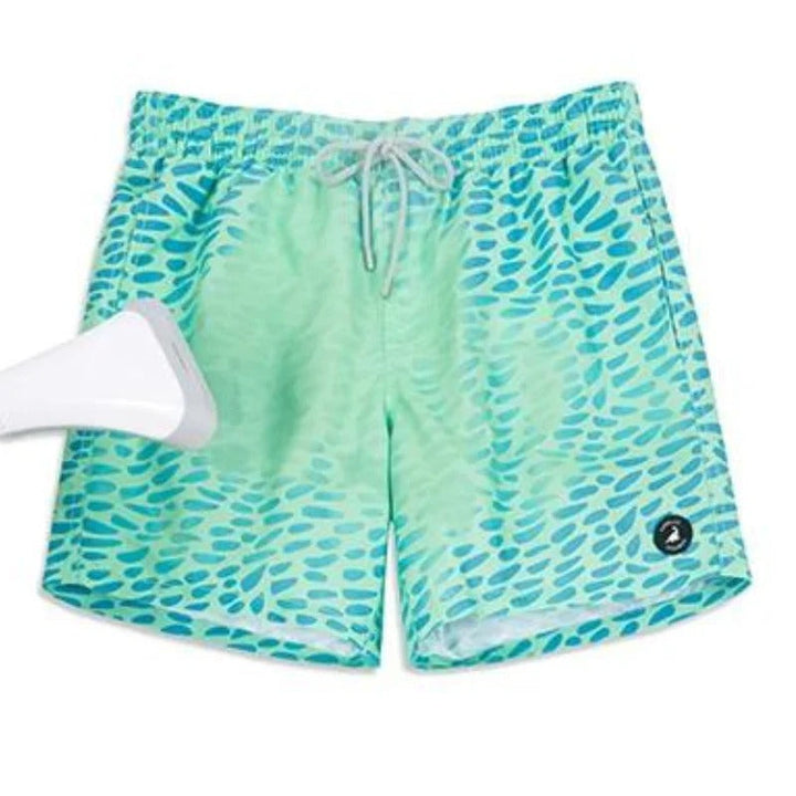 Dynamische heren zwembroek die van kleur verandert; perfecte zwemkleding voor een actieve zomer aan het strand.