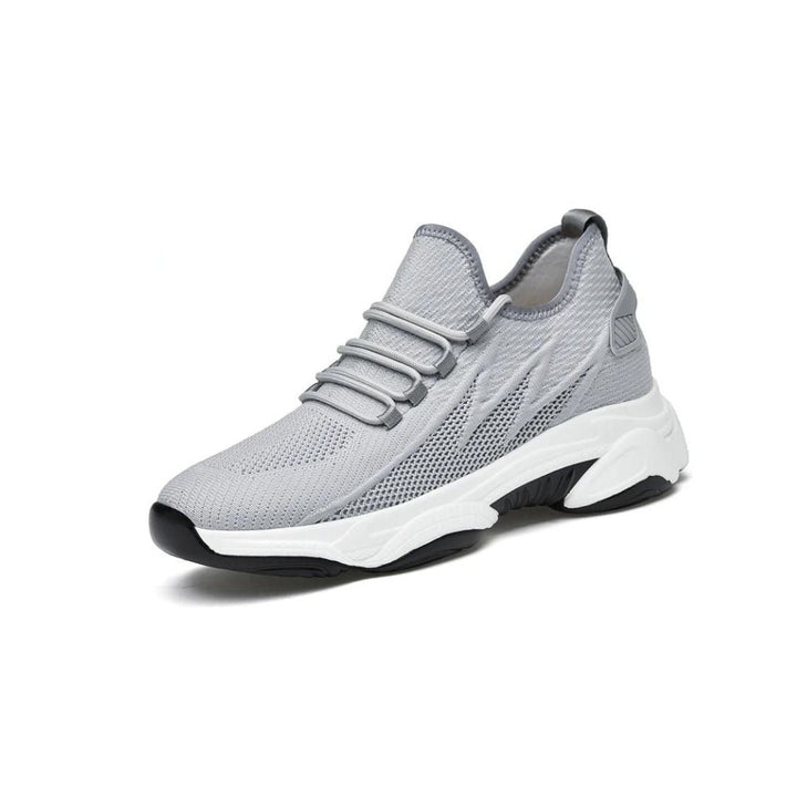 Zwarte heren sneakers met discrete hoogteverhoging. Elegante veterschoenen voor een stijlvolle casual outfit.
