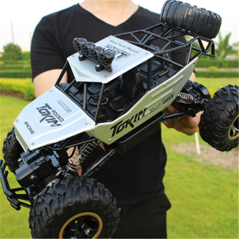 Robuuste RC monstertruck met vierwielaandrijving, perfect voor elk terrein, van modder tot zand.